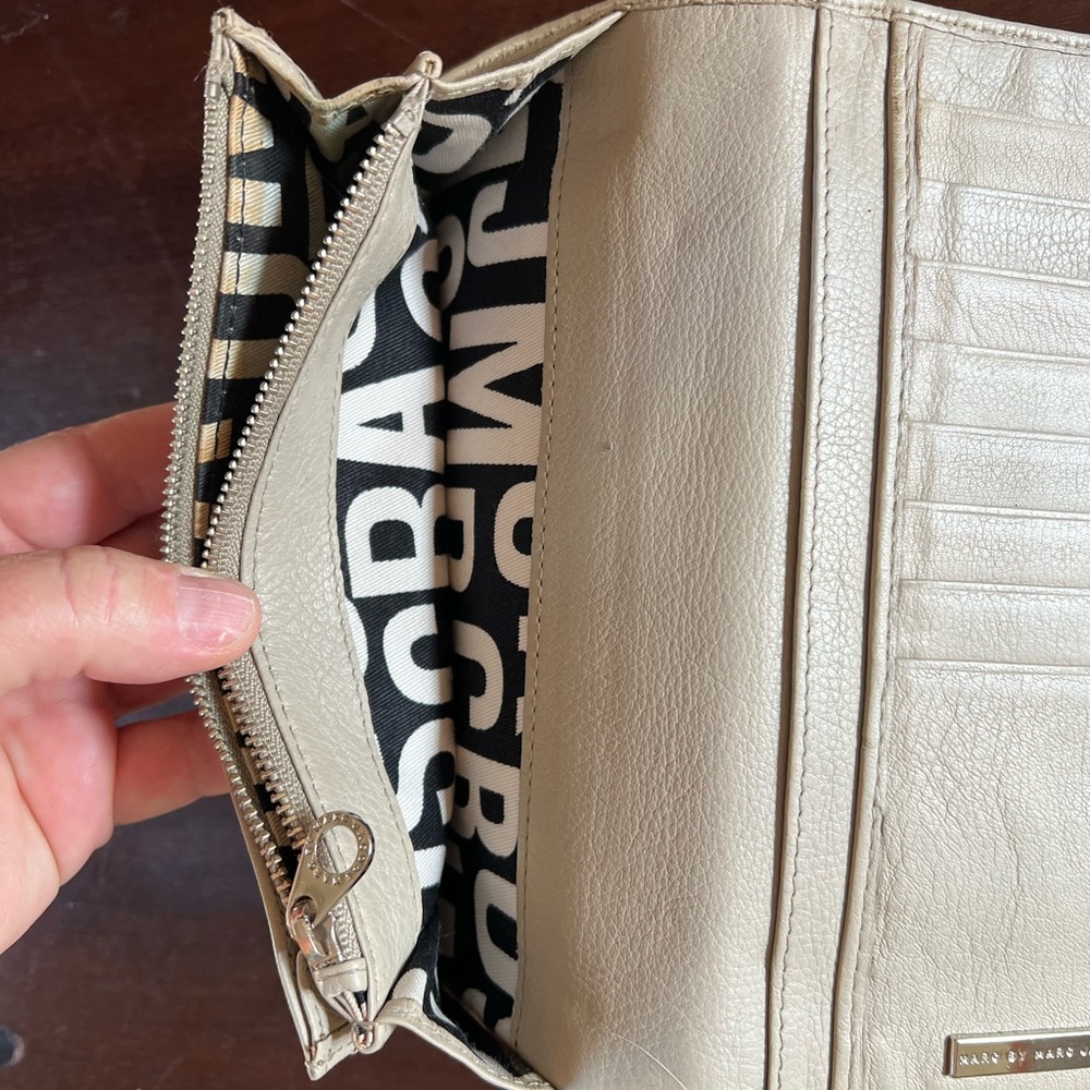 Marc Jacobs Off-White Leather Wallet - Picture 4 of 10